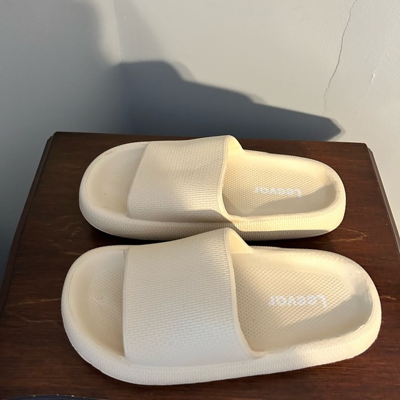 EUc Cream Foam Pillow Slides 37-38 - Picture 2 of 4